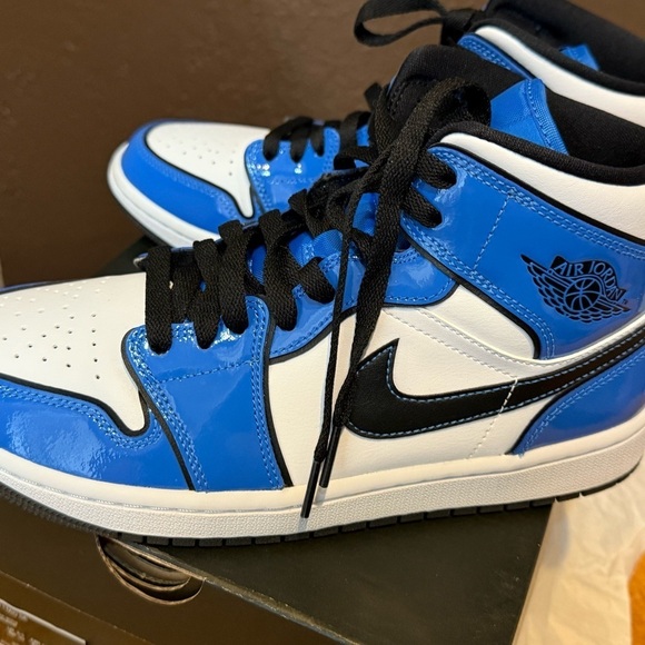 Nike Air Jordan Mid 1 SE Signal Blue/Black-White Sz Men’s 7.5 EUC with box main image 16